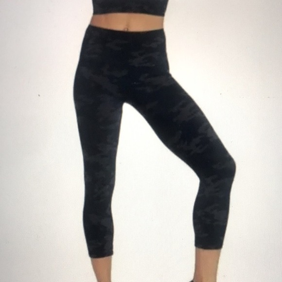 NWT SPANX Look at me Now Black Camo Print High Waist Cropped leggings size Med - Picture 1 of 6